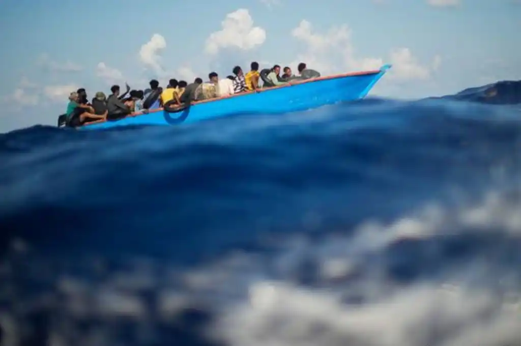Estremecedor rescate en Italia: hallaron ocho inmigrantes muertos y 42 supervivientes en una barcaza