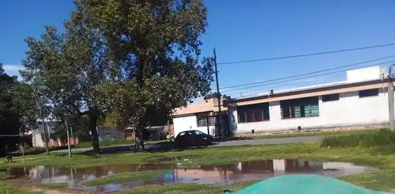 Frente a la escuela 11: “Está toda la plazoleta inundada”