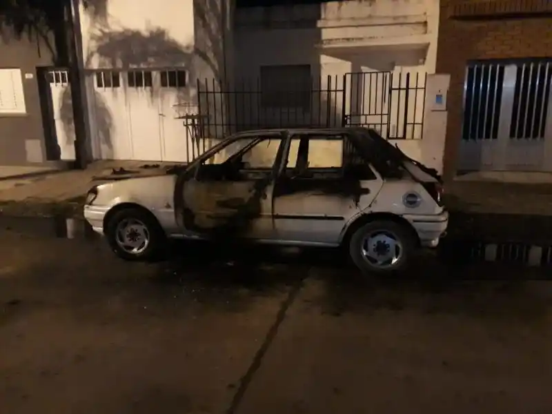 Investigan el incendio de un auto en la ciudad
