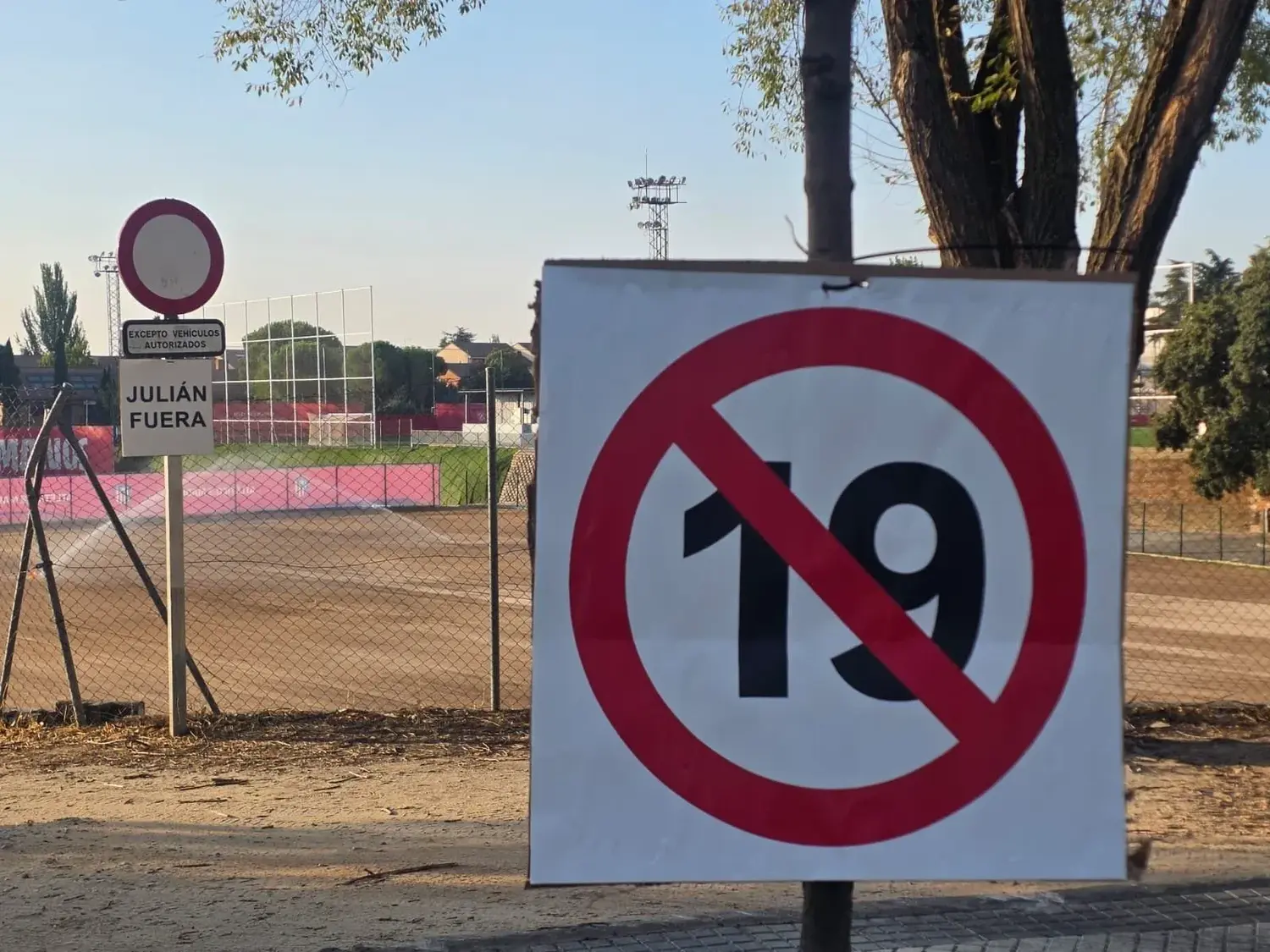 Los carteles contra Julián en el acceso al predio de entrenamiento Colchonero. Foto:Redes