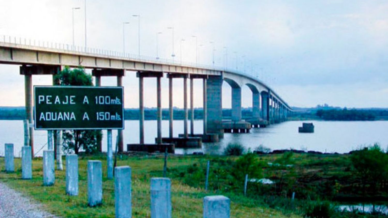 Rescataron y detuvieron a un hombre que se tiró del puente internacional Artigas