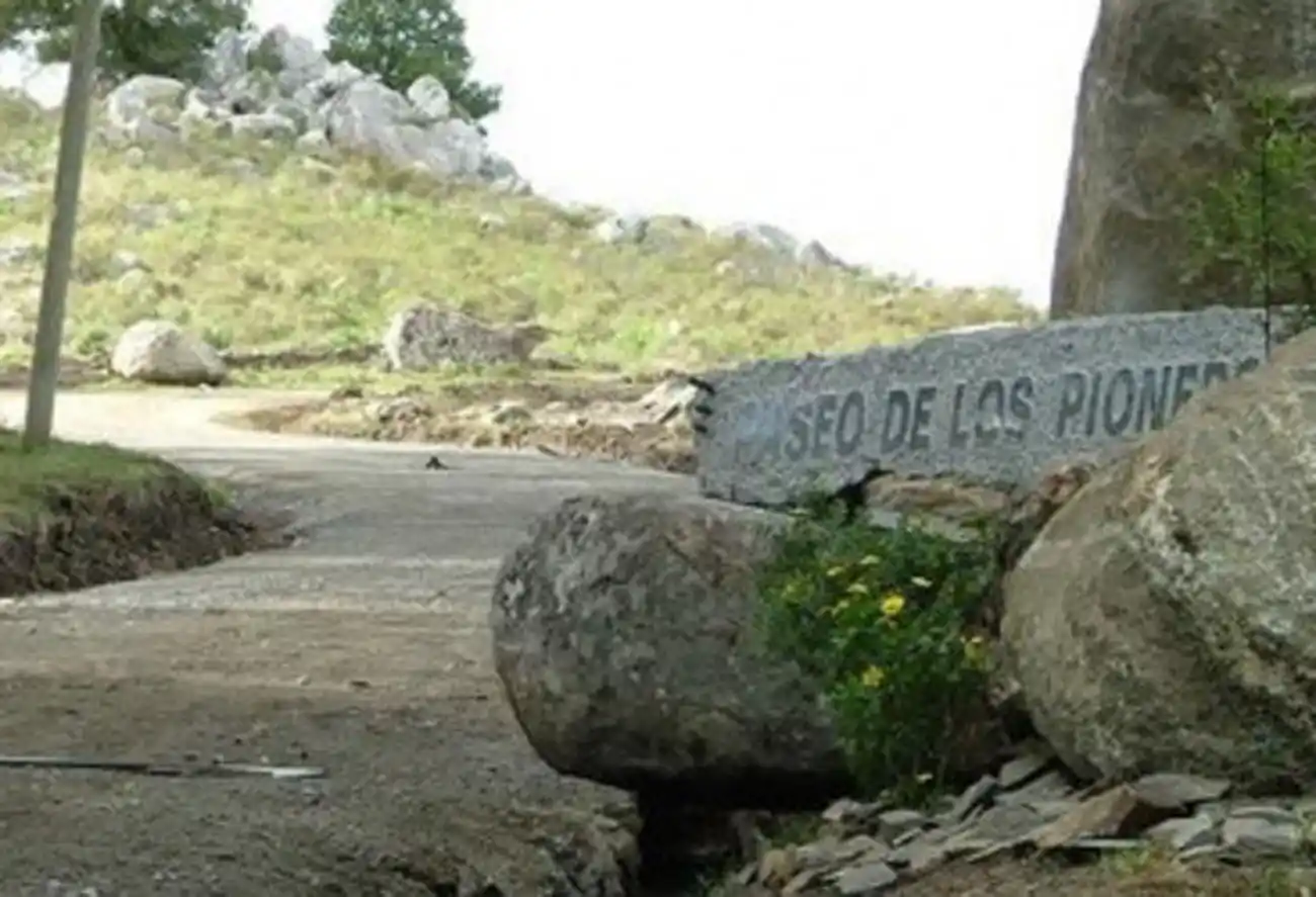 Mientras multan por una reunión de 25 personas , en los paseos hubo encuentros masivos