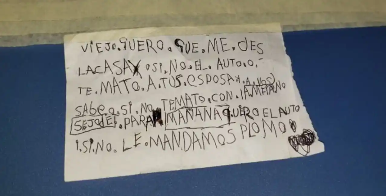 Prendieron fuego el portón y dejaron una nota con una amenaza de muerte