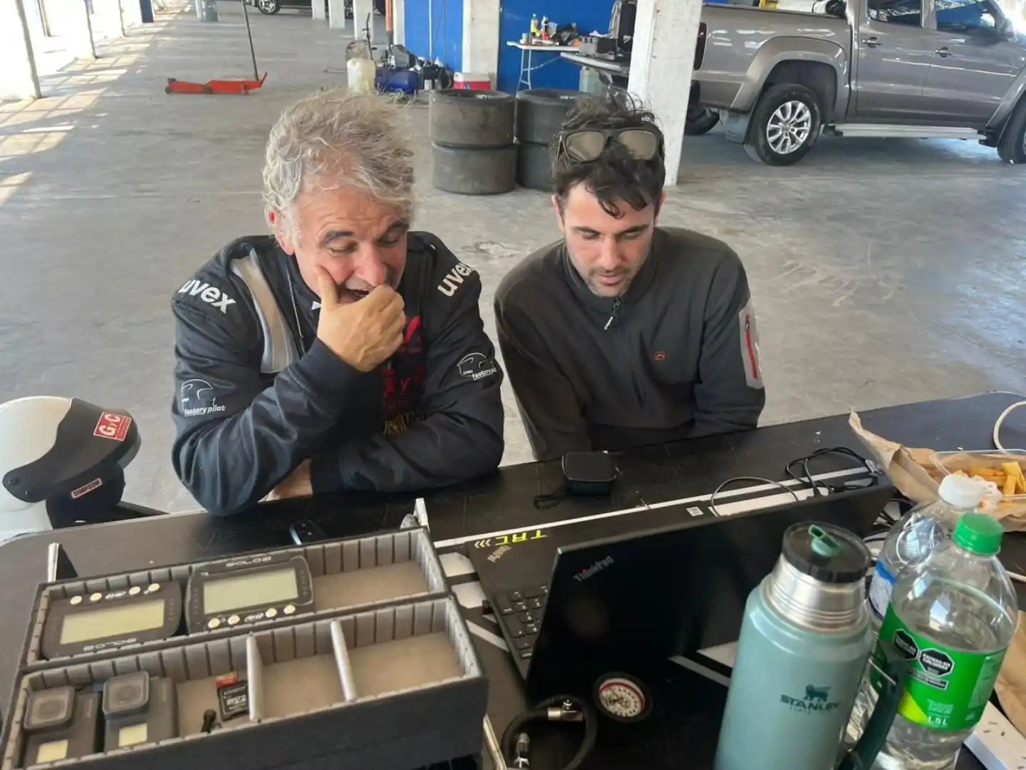 Padre e hijo en los boxes del autódromo de La Plata