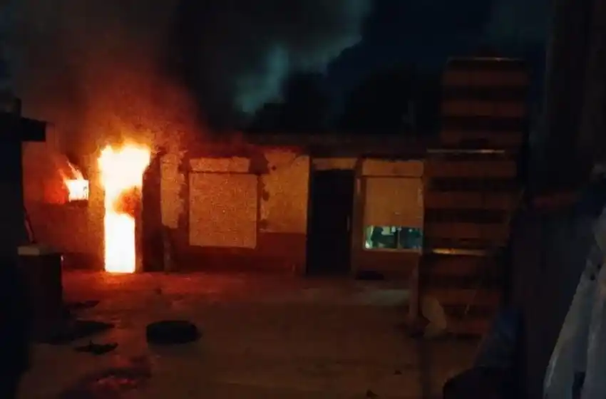 Cortocircuito provocó incendio en un vivienda del barrio Juramento