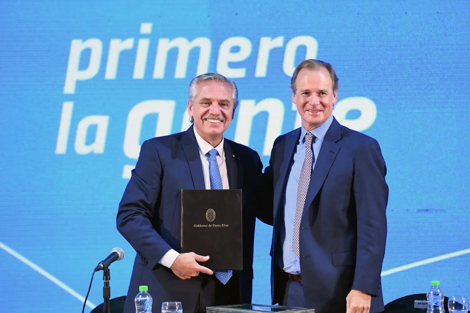 El presidente Alberto Fernández junto al gobernador Gustavo Bordet.