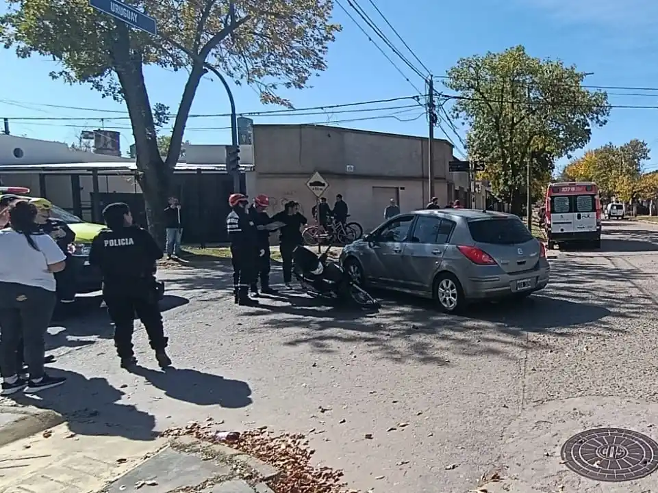 Choque con una mujer herida en Falucho y Uruguay.