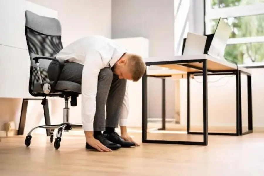 Bienestar: 3 ejercicios para estirar el cuerpo desde la silla de trabajo