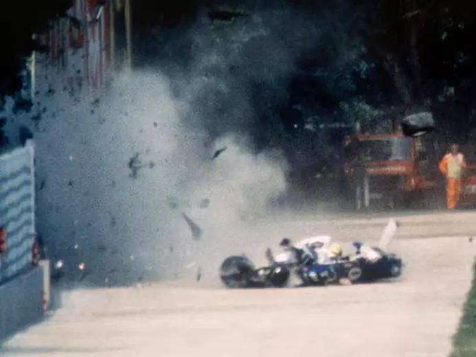 El Williams FW16 rebota tras impactar el muro de la curva Tamburello a más de 200 kilómetros por hora; el brasileño fallecerá un rato más tarde en el hospital Maggiore, de Bolonia.