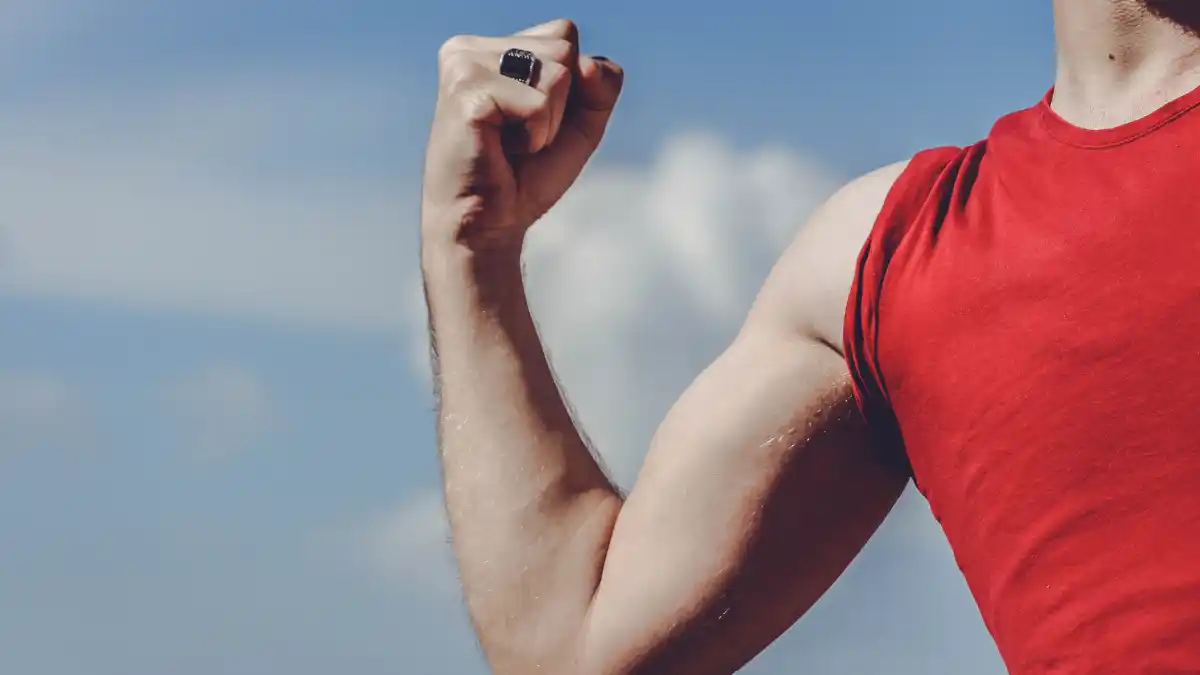 Los fondos en paralelas activan tríceps y pecho, y contribuyen a un desarrollo equilibrado que potencia tu salud/ DeporteGlam