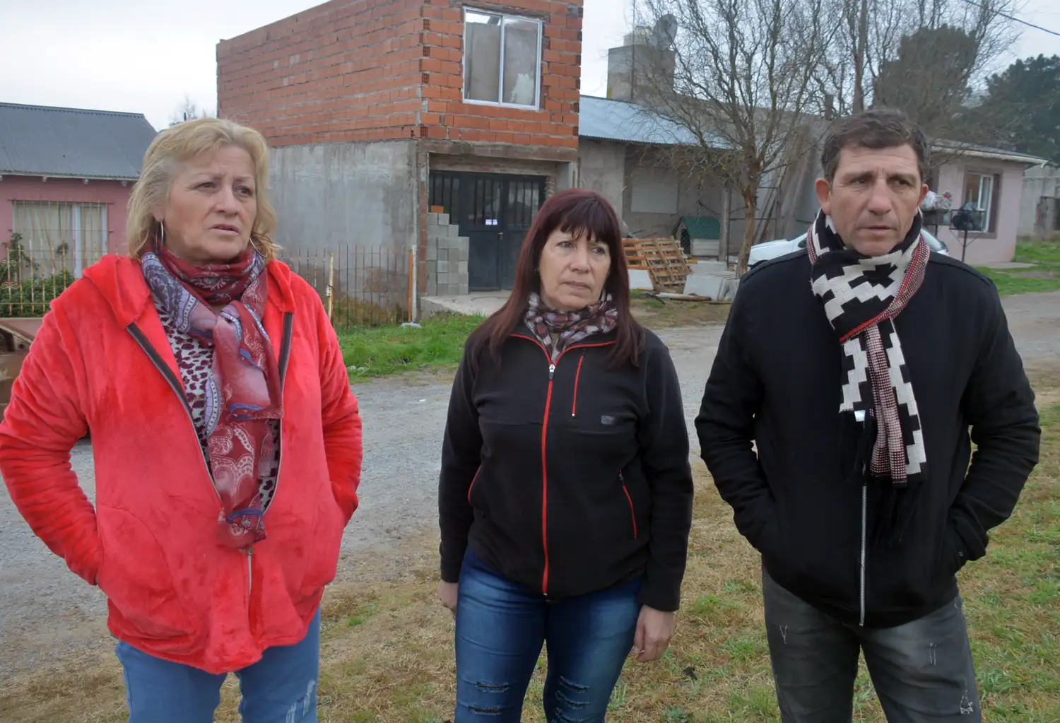 Roxana Ledesma, Estela Vizcaino y Juan Chavez, integrantes de la comisión vecinal del Barrio Smata, en dialogo con El Eco de Tandil
