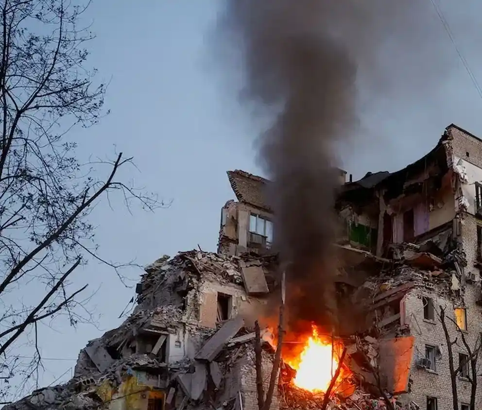 El humo se eleva desde un edificio de apartamentos dañado durante los ataques con misiles y drones rusos de la noche anterior, en el marco de la invasión rusa de Ucrania, en Kiev (Ucrania). Foto: Reuters/Valentyn Ogirenko