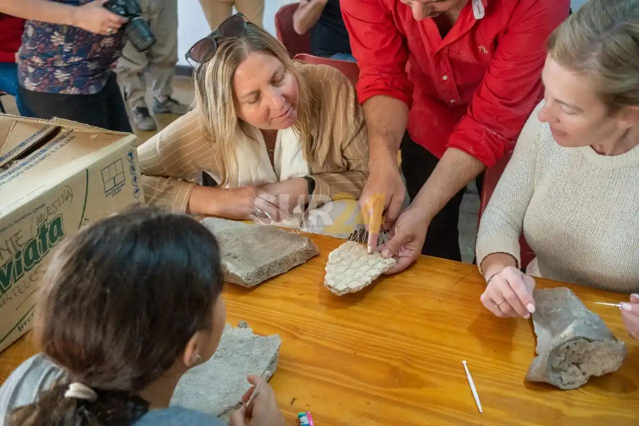 Firmat: se llevó a cabo el taller gratuito “Limpieza, preparación y registro de fósiles”