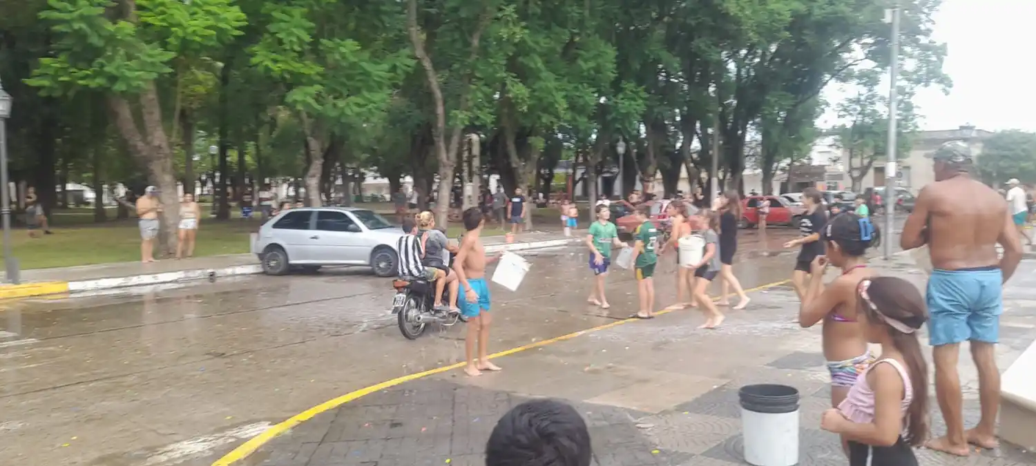 Cuando el juego deja de ser juego
Adolescencia, carnaval y banalización de la violencia