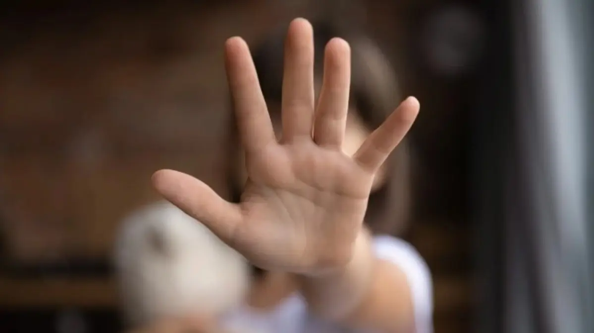 Obligaba a su sobrina de 11 años a tomarse fotos sin ropa para vender el contenido