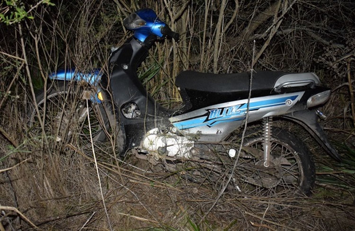 Le robaron la moto de la puerta de su casa y la abandonaron en el arroyo El Cura