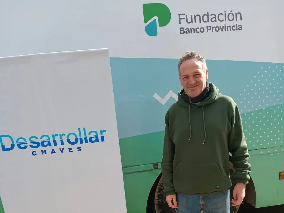 José Garibotti, concejal de Fuerza Patria, junto al móvil del programa “Ver para seguir aprendiendo”
