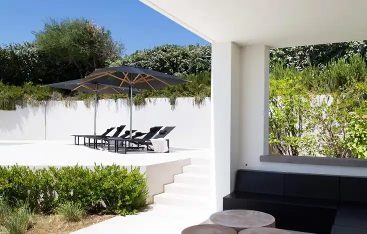 El exterior de la mansión tiene todas las comodidades para una tarde de sol