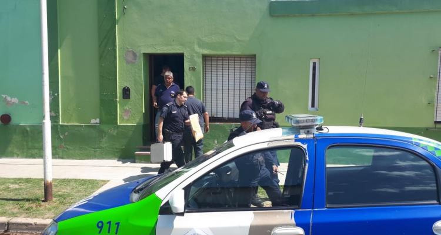 Asesinato en pleno centro: allanaron una casa y secuestraron el arma homicida
