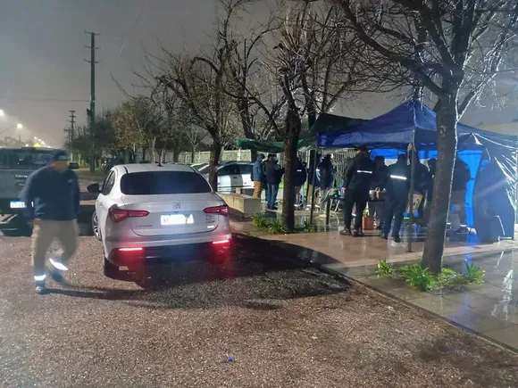 Llegaron los primeros telegramas de despido en ILVA y los trabajadores acampan en la fábrica de porcelanato en Pilar