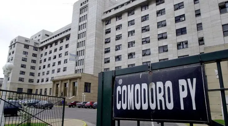 De Vido se entregó en Comodoro Py: "Mandenle champagne a la doctora Carrió"