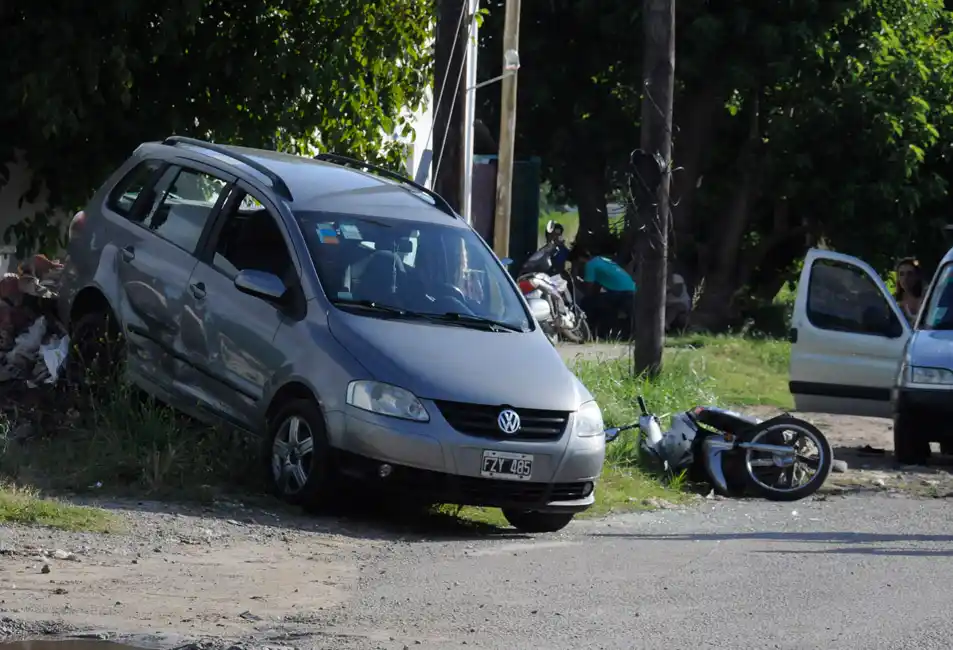 Una motociclista y su bebé de un año sufrieron heridas en un accidente 