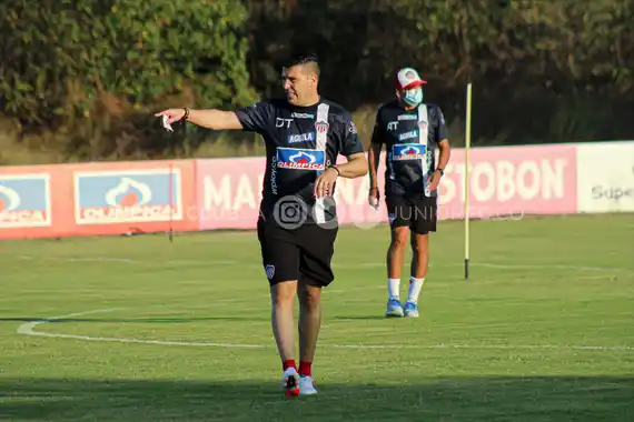 Real se estrena en Junior