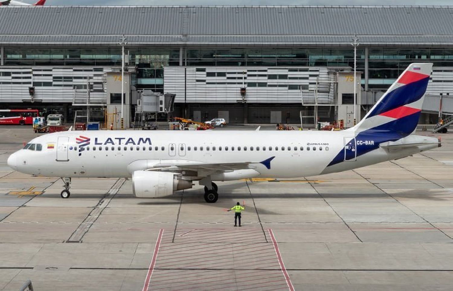 LATAM Airlines Colombia plans to fly to Venezuela