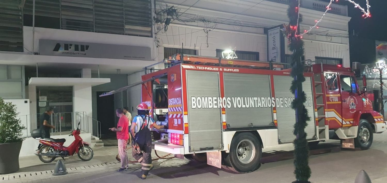 Bomberos sofocó principio de incendio en el primer piso de AFIP: “Todo indica que fue un cortocircuito”