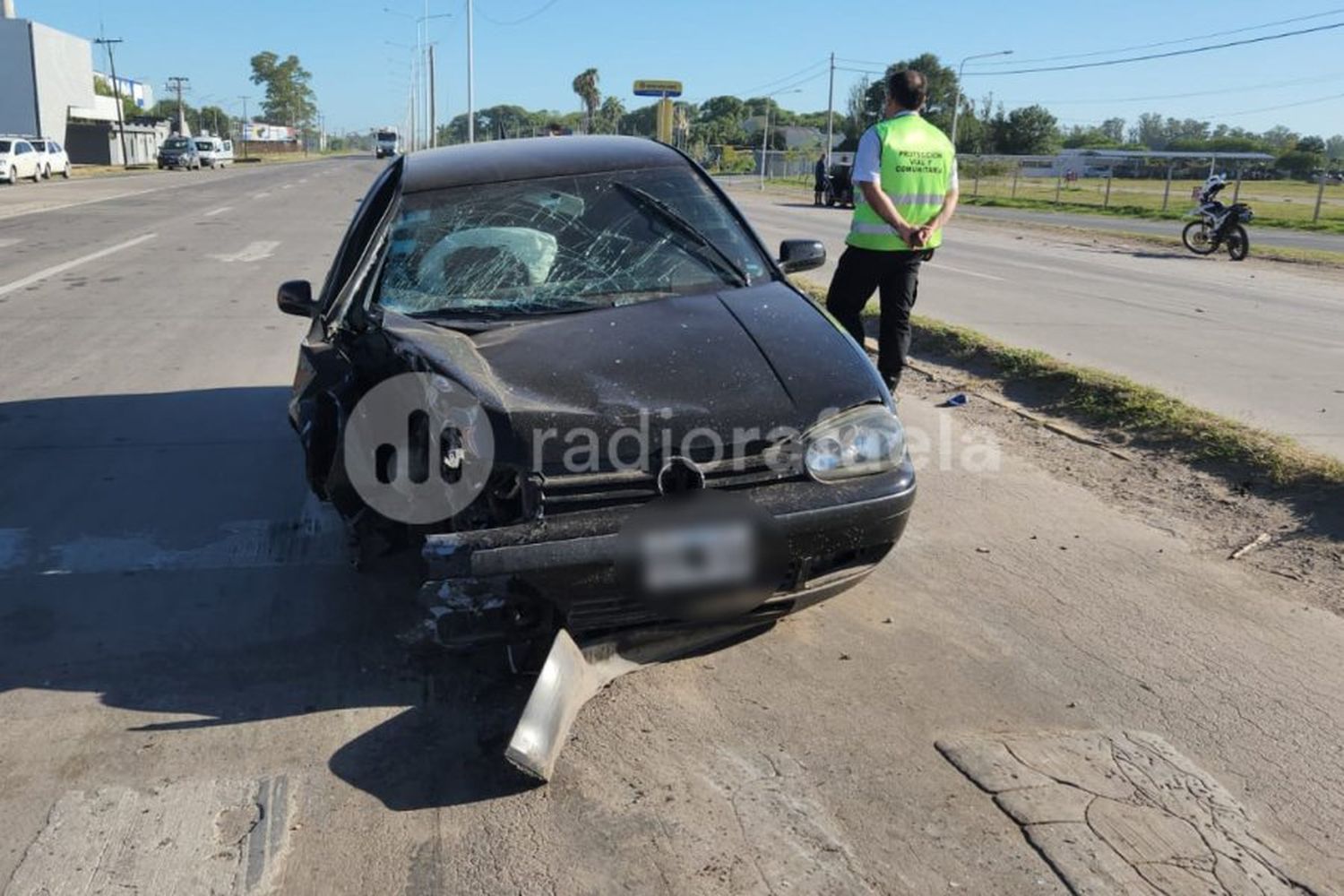 Se quedó dormido, chocó contra un poste de luz y terminó en el carril contrario