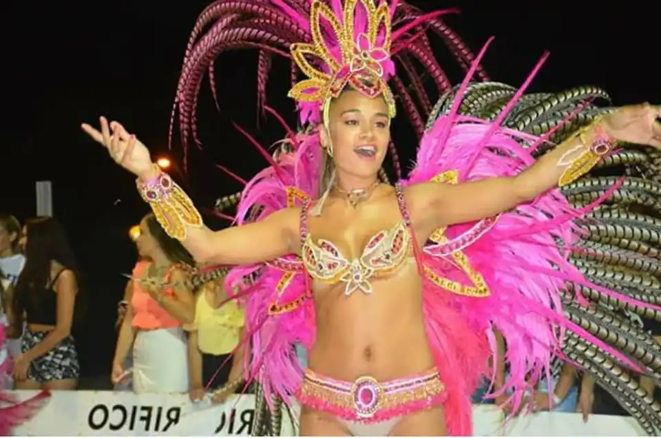 Cierra el carnaval con todo el despliegue de sus comparsas