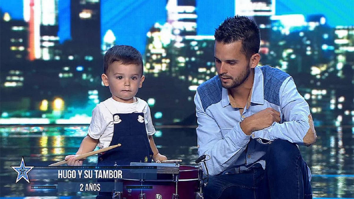 Tiene dos años, toca el tambor y demostró en TV que es uno de los mejores del mundo