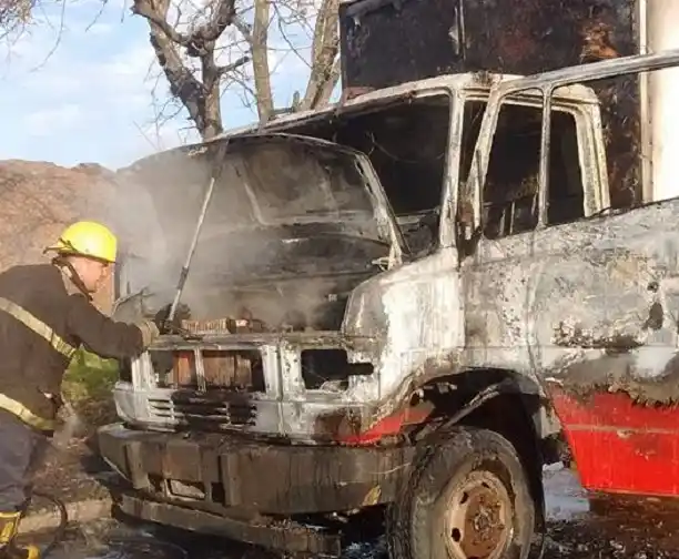 La cabina de un camión repartidor se incendió detrás de Carrefour