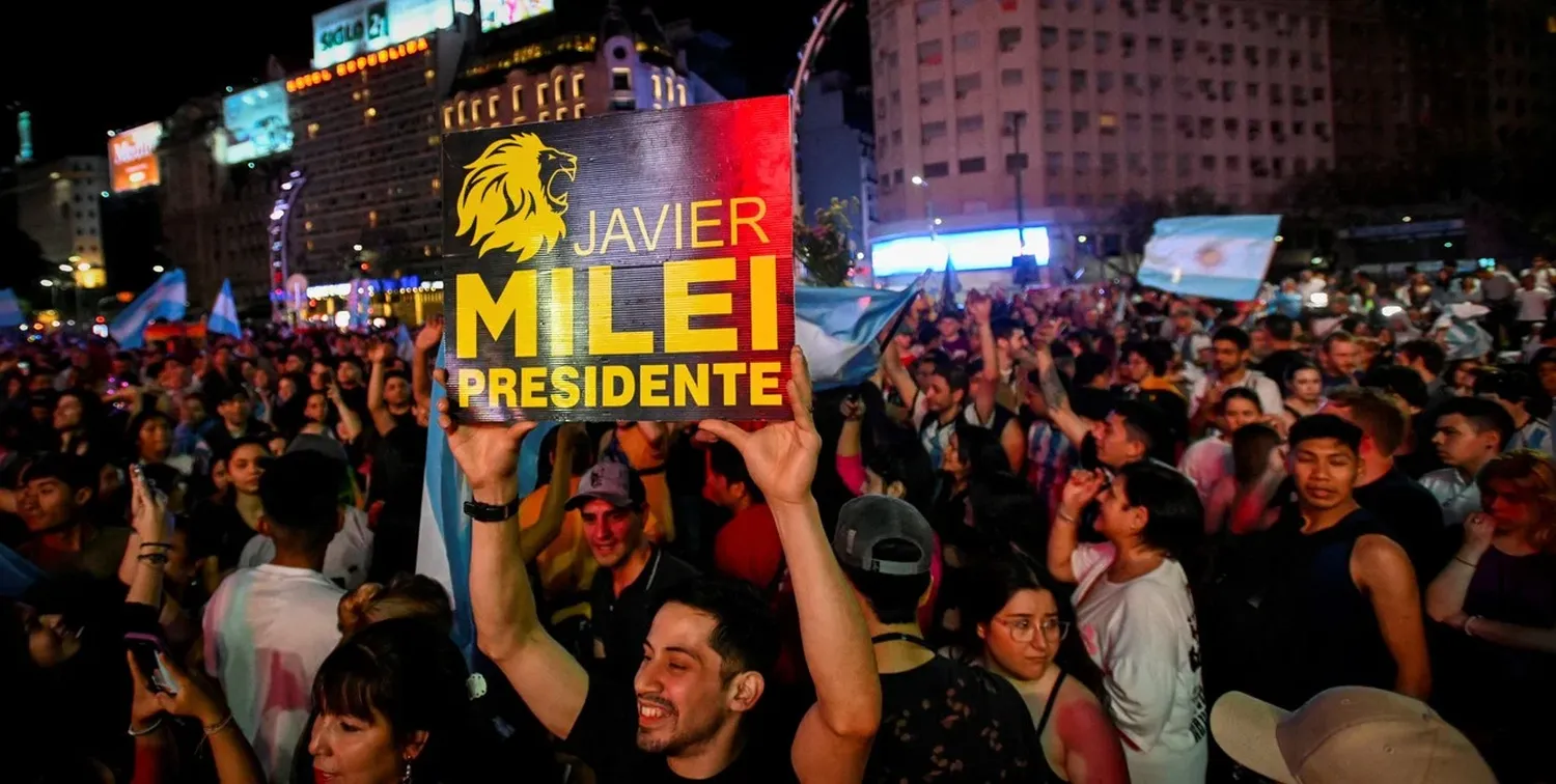 Los votantes de Milei en el Obelisco. Mayoraz indicó que la gente "eligió" este cambio.