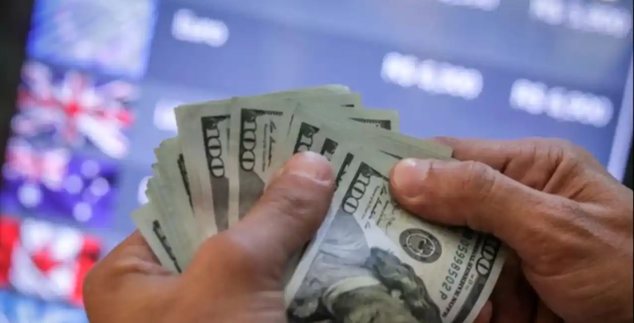 Los turistas extranjeros podrán vender hasta 5.000 dólares al tipo de cambio financiero