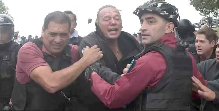 Berni fue agredido a golpes y a piedrazos
por compañeros del colectivero asesinado