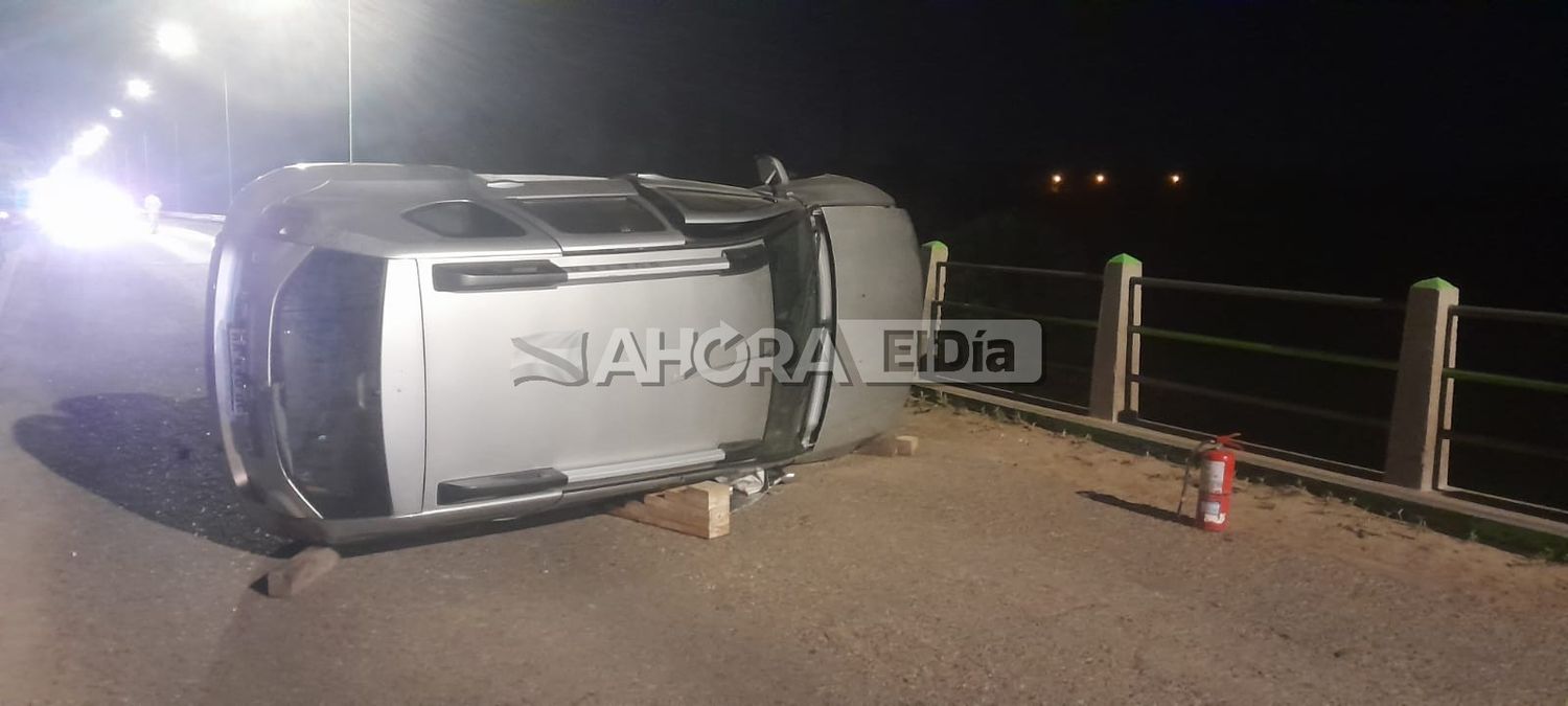 Tras chocar contra la baranda del puente de la Ruta Provincial Nº 42, un auto volcó y dos personas resultaron heridas