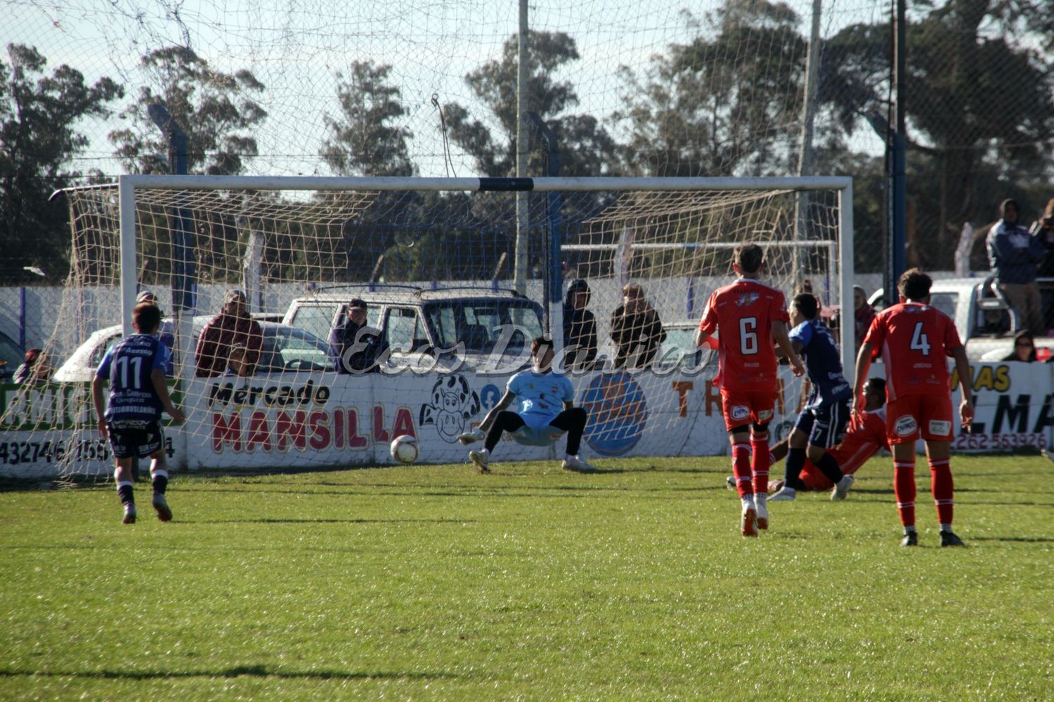 Remate de Lucas Fernández, el cual se fue desviado
