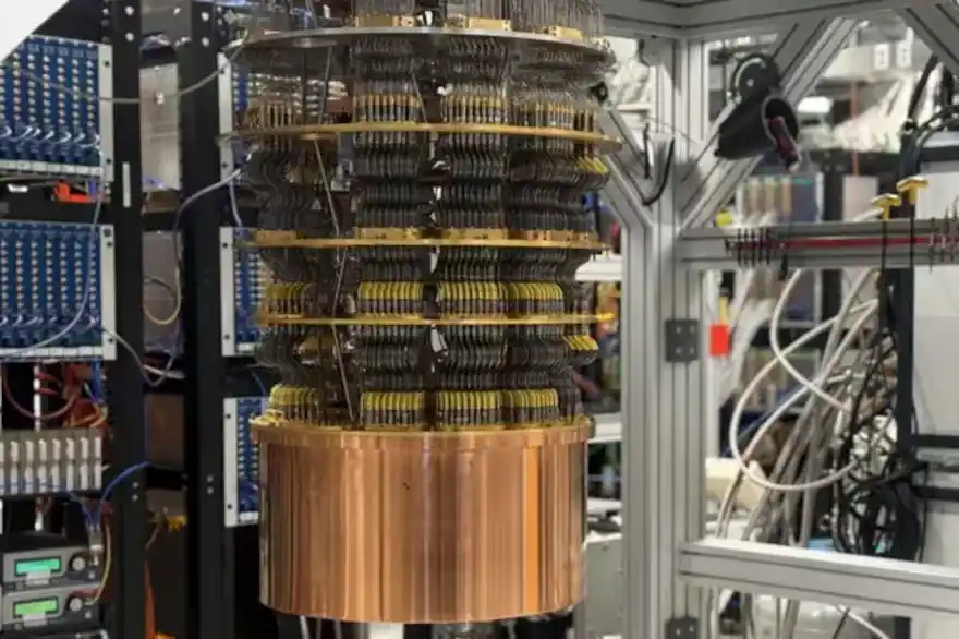 La computadora cuántica Willow de Google es una serie de discos redondos del tamaño de un barril de petróleo