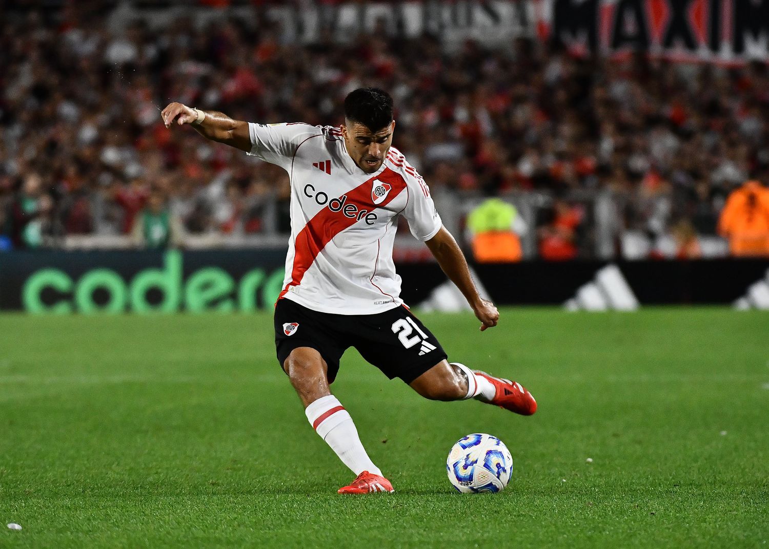 River inicia su camino con una visita de riesgo a Perú