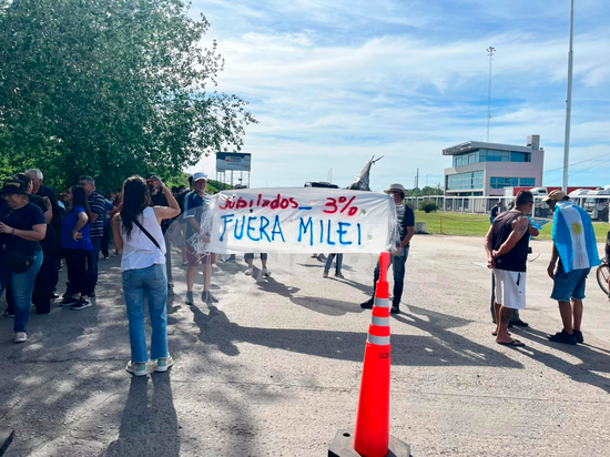 Milei en San Nicolás: Manifestantes protestan contra la visita del presidente
