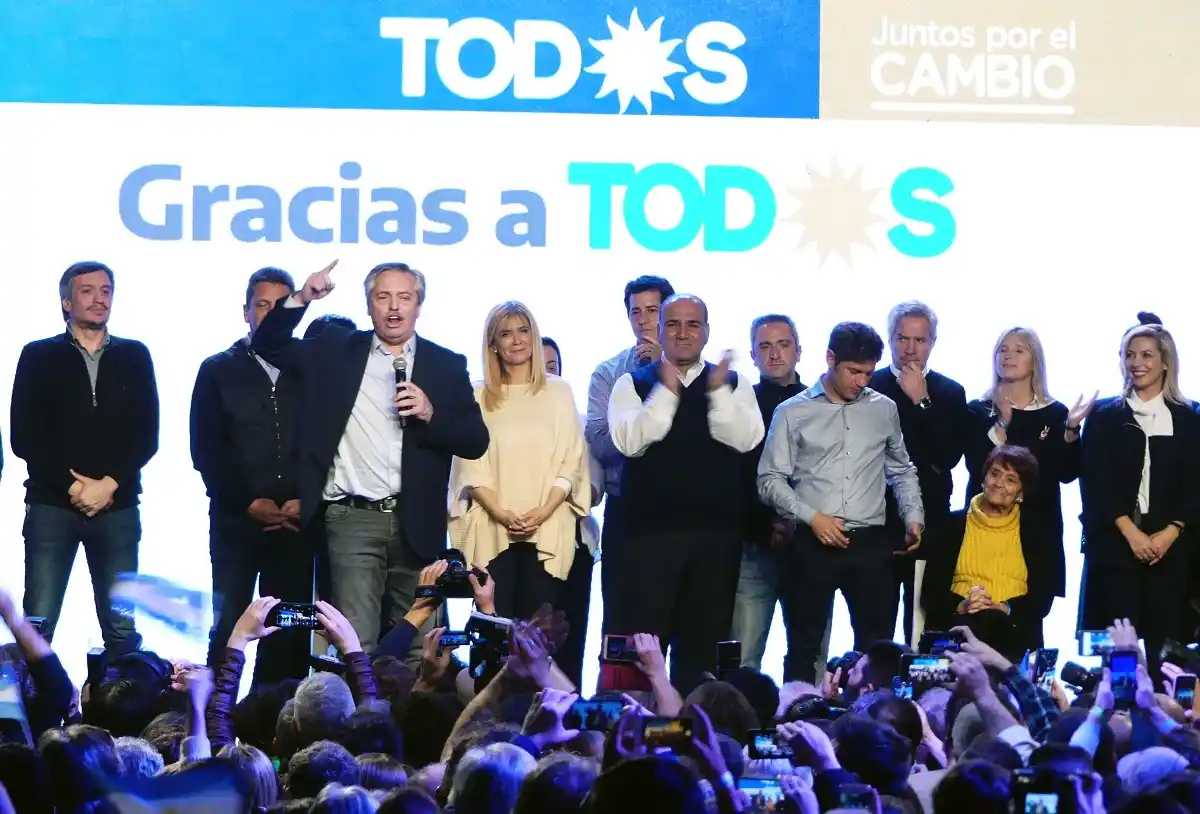 Alberto Fernández arrasó en el Conurbano pero no invitó a los Intendentes a subirse a los festejos