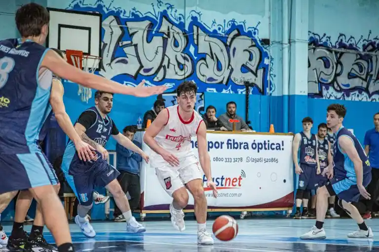 Una imagen del cotejo entre Huracán y Club de Pelota.

Foto: La Voz del Pueblo