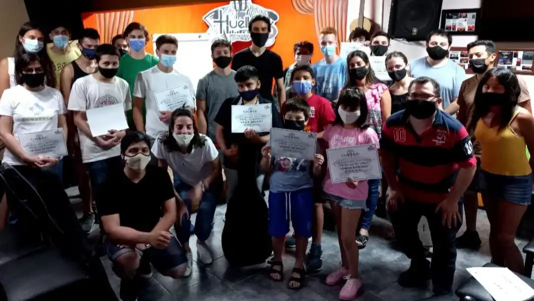 Excelente capacitación en guitarra y emocionante encuentro musical en Huellas Record