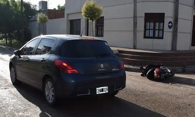 Una niña resultó fracturada al chocar con su madre en moto