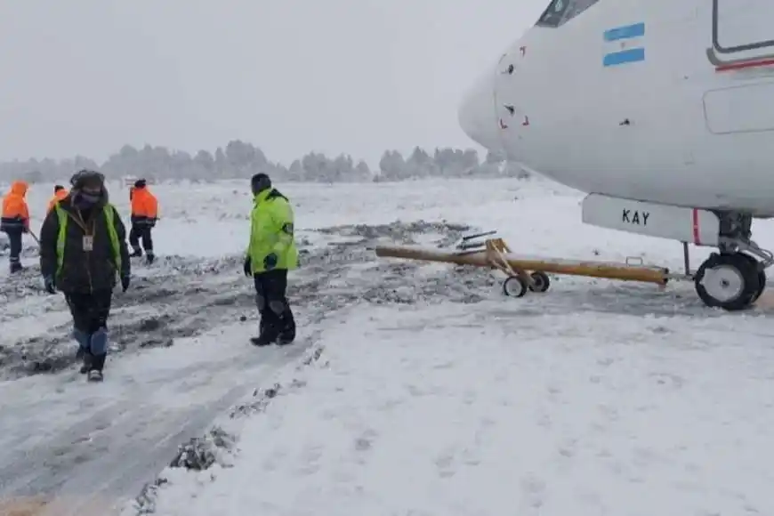 En el inicio del fin de semana extra largo, la pista del aeropuerto de Bariloche tuvo que ser cerrada tras despistar un avión y en Chubut el Ejército debió desplegar un operativo de rescate en las rutas.