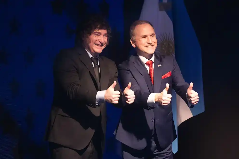 Javier Milei junto a Peter Lamelas en la celebración por el Día de la Independencia de Estados Unidos.