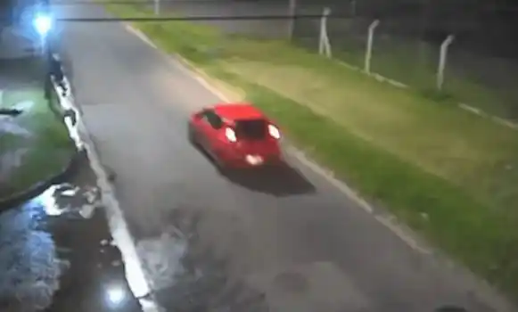 Robó un auto, volcó mientras lo perseguía la Policía y lo atraparon en la casa de un penitenciario