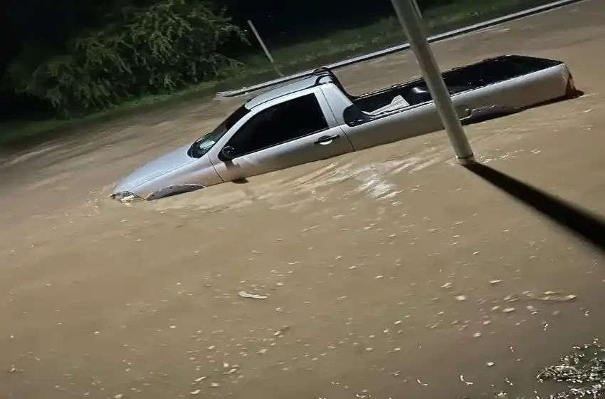 Un brutal temporal azotó a Córdoba: arroyos desbordados, calles anegadas y alerta naranja para este domingo