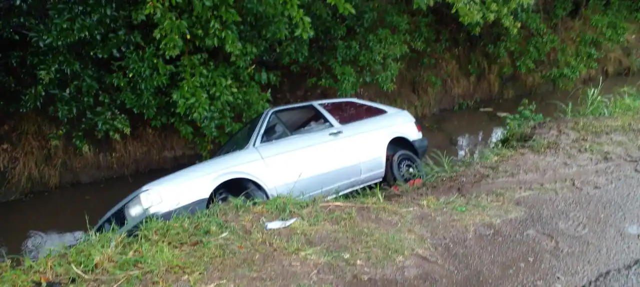 Cayó un auto al zanjón en el camino Lucio Mansilla: estaba recién pintado